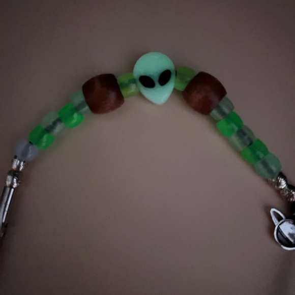 Roach Clip Spaced Out Smoker’s Helper Glow in the Dark Alien Head & green beads - Picture 17 of 17